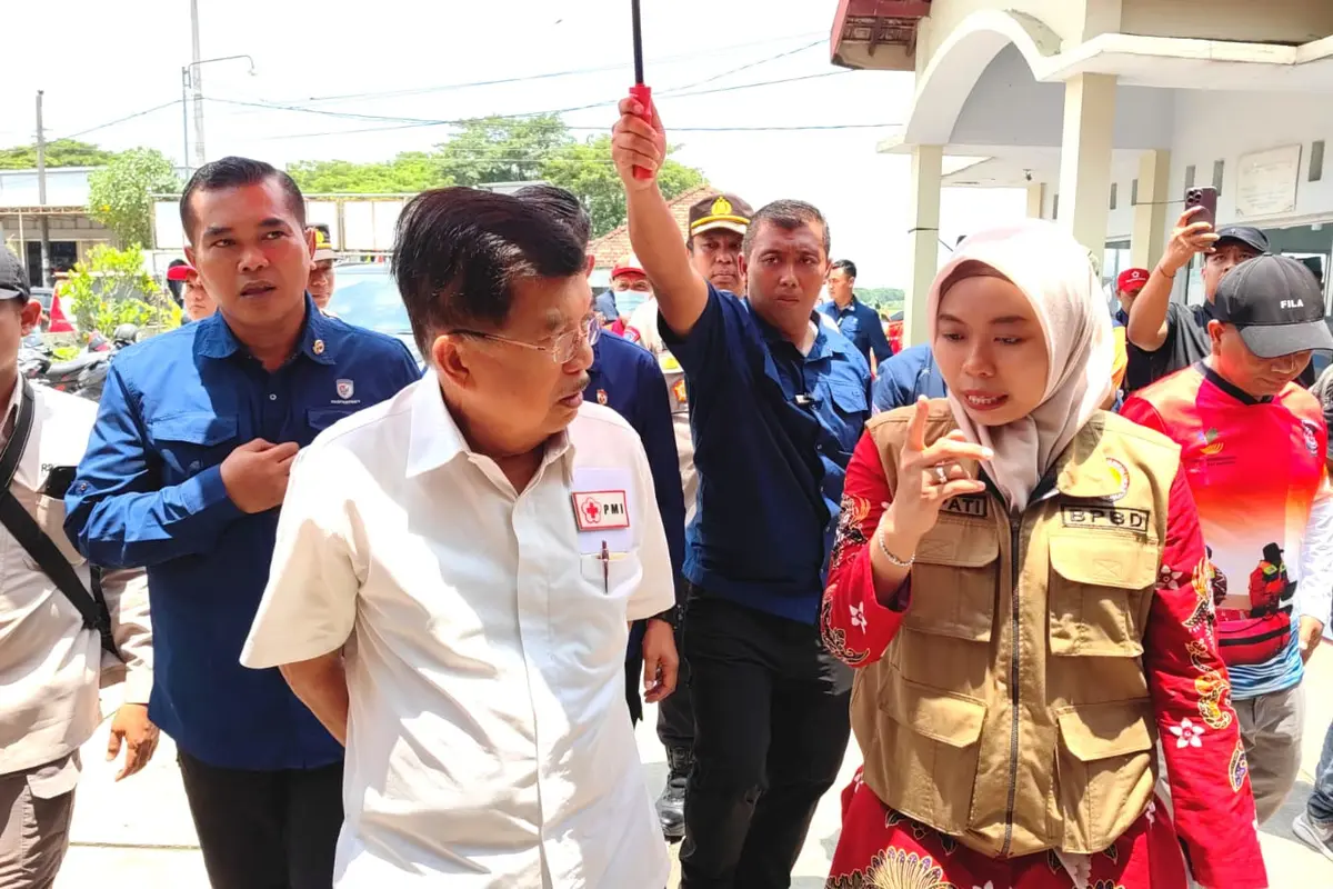 Ketua Umum Palang Merah Indonesia (MI) Jusuf Kalla (JK) mengunjungi masyarakat korban bencana banjir di Kabupaten Demak, Jawa Tengah. (Dok PMI)