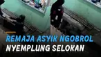 Nasib apes dialami oleh seorang remaja ketika sedang asyik ngobrol di jalan.