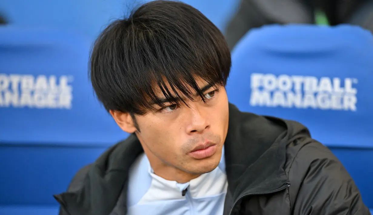 Gelandang Brighton and Hove Albion, Kaoru Mitoma duduk di bangku cadangan saat menghadapi Tottenham Hotspur pada laga Liga Inggris 2022/2023 di Amex Community Stadium, Brighton (8/10/2022). Kaoru Mitoma juga menjadi bagian dari pemain sepak bola dengan latar belakang pendidikan akademis yang tidak sembarangan. Ia sukses menyelesaikan kuliahnya di jurusan pendidikan olah raga dengan penelitian mengenai kemampuan seorang pesepak bola dalam melakukan dribling satu lawan satu. (AFP/Glyn Kirk)