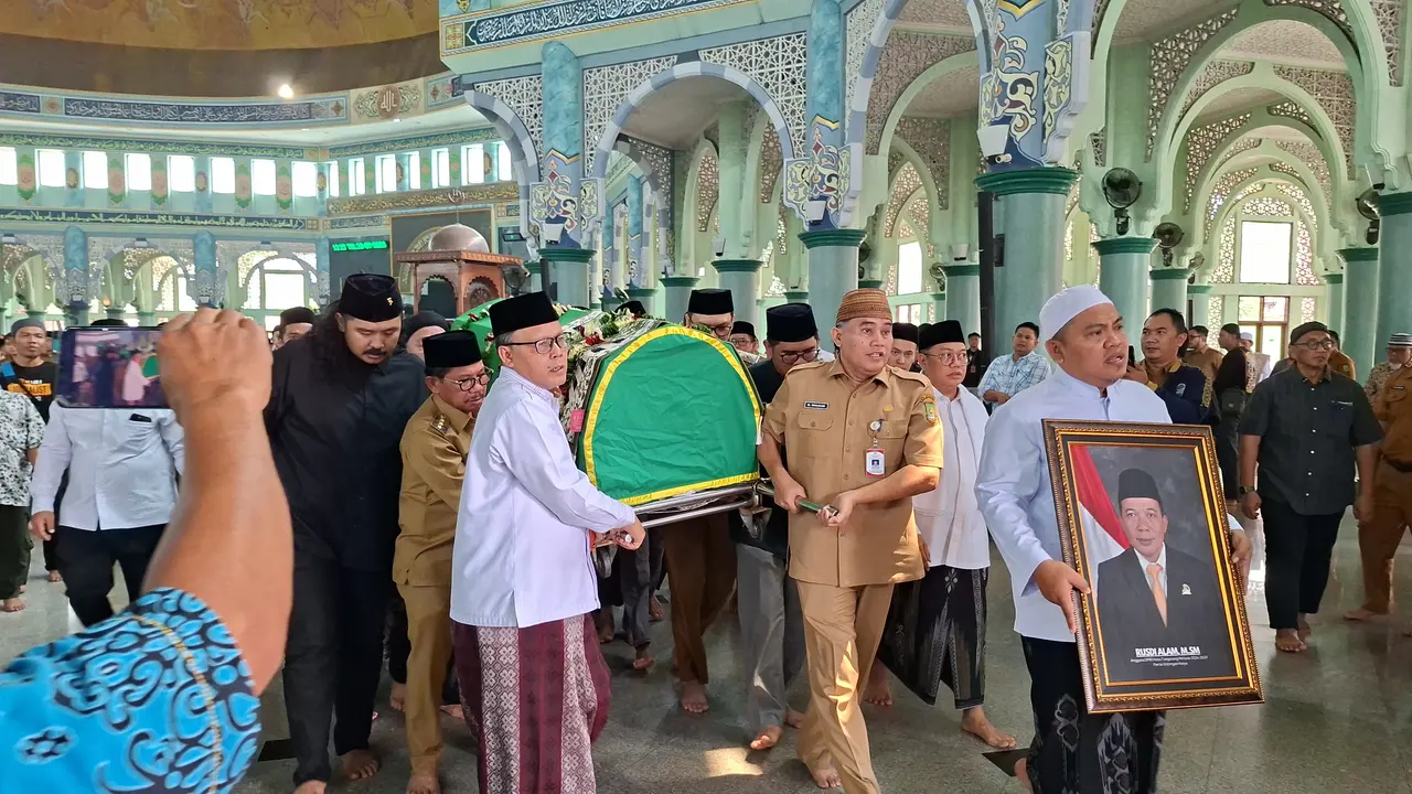 Almarhum Ketua DPRD Kota Tangerang Disalatkan di Masjid Al Adzhom. (Liputan6.com/Pramita Tristiawati)
