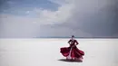 Seorang penari berpose dengan kostum tradisional di Salar de Uyuni, dataran garam terbesar di dunia, di Uyuni, Bolivia, pada 7 November 2020. Dikenal sebagai dataran garam terluas di dunia karena Salar de Uyuni memiliki luas sekitar 4.086 kilometer persegi. (RONALDO SCHEMIDT/AFP)