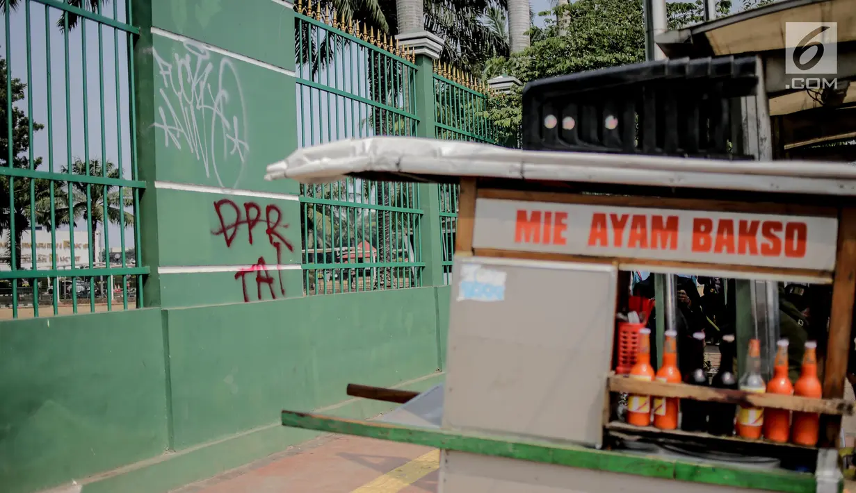 Coret-coretan (vandalisme) menghiasi tembok di sekitar Gedung DPR/MPR RI, Jakarta, Selasa (24/9/2019). Demonstrasi mahasiswa dari berbagai kampus yang menolak pengesahan RUU Kitab Undang-Undang Hukum Pidana(KUHP) tercoreng oleh aksi vandalisme. (Liputan6.com/Faizal Fanani)