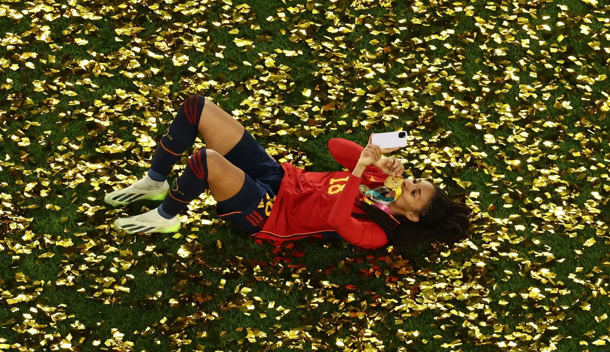 Pemain Timnas Spanyol, Salma Paralluelo, melakukan swafoto setelah timnya keluar sebagai juara Piala Dunia Wanita 2023 yang berlangsung di Stadium Australia, Sydney, Minggu (20/8/2023). (AFP/David Gray)