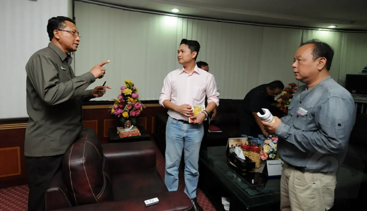 Jaksa Muda Pidana Khusus (Jampidsus), Widyopramono (kiri) saat menerima tim redaksi Liputan6.com di ruang kerjanya, Gedung Bundar Kejaksaan Agung, Jakarta, Kamis (29/1/2015). (Liputan6.com/Helmi Fithriansyah)