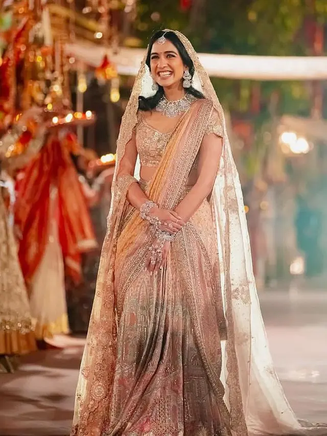 Detail Busana Sari khas Tradisi India yang Dikenakan Radhika Merchant. [@taruntahiliani/@josephradhik/@storiesbyjosephradhik]