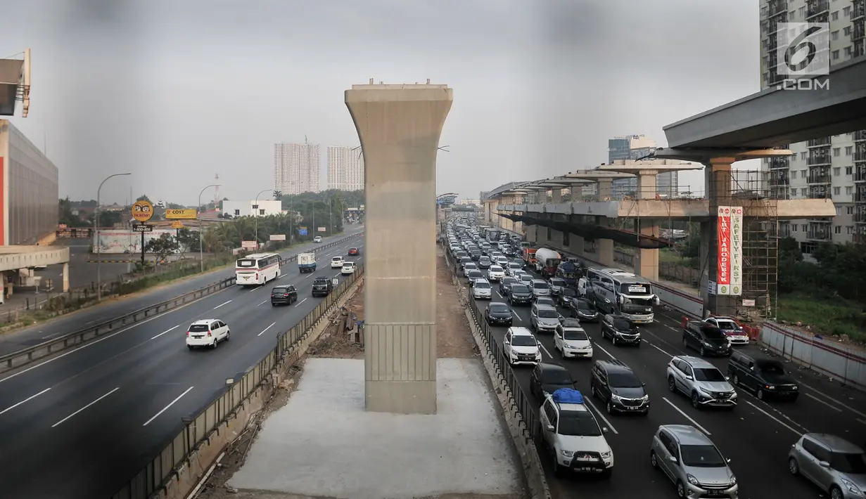 Antrean kendaraan melintasi ruas Tol Jakarta-Cikampek, Bekasi, Rabu (13/6). Pada H-2 Lebaran, kepadatan di ruas tol Jakarta-Cikampek disebabkan karena penyempitan jalur, lantaran ada proyek pembangunan LRT dan Tol Elevated. (Merdeka.com/Iqbal S. Nugroho)