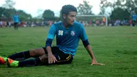 M. Rafli, pemain termuda di Arema, izin sementara dari Arema untuk fokus pada Unas. (Bola.com/Iwan Setiawan)
