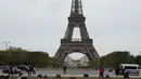 Kereta bayi kosong beserta 30 foto anak-anak dan remaja yang masih hilang atau diculik dalam serangan Hamas ke Israel pada 7 Oktober dipajang dalam aksi solidaritas perwakilan organisasi Yahudi di dekat Menara Eiffel di Paris, Kamis (26/10/2023). (AP Photo/Themba Hadebe)