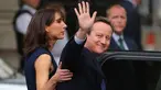 PM Inggris David Cameron didampingi istri, Samantha melambaikan saat akan meninggalkan kantornya, 10 Downing Street, London, Rabu (13/7). David Cameron mundur dari jabatannya sebagai PM Inggris pasca referendum Uni Eropa. (AFP PHOTO/Geoff Caddick)