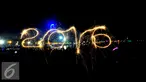 Kembang api meledak menghiasi kawasan wisata Ancol, Jakarta, Jumat (1/1/2016). Ribuan orang memadati kawasan tersebut untuk merayakan malam pergantian tahun 2015-2016. (Liputan6.com/Gempur M Surya)