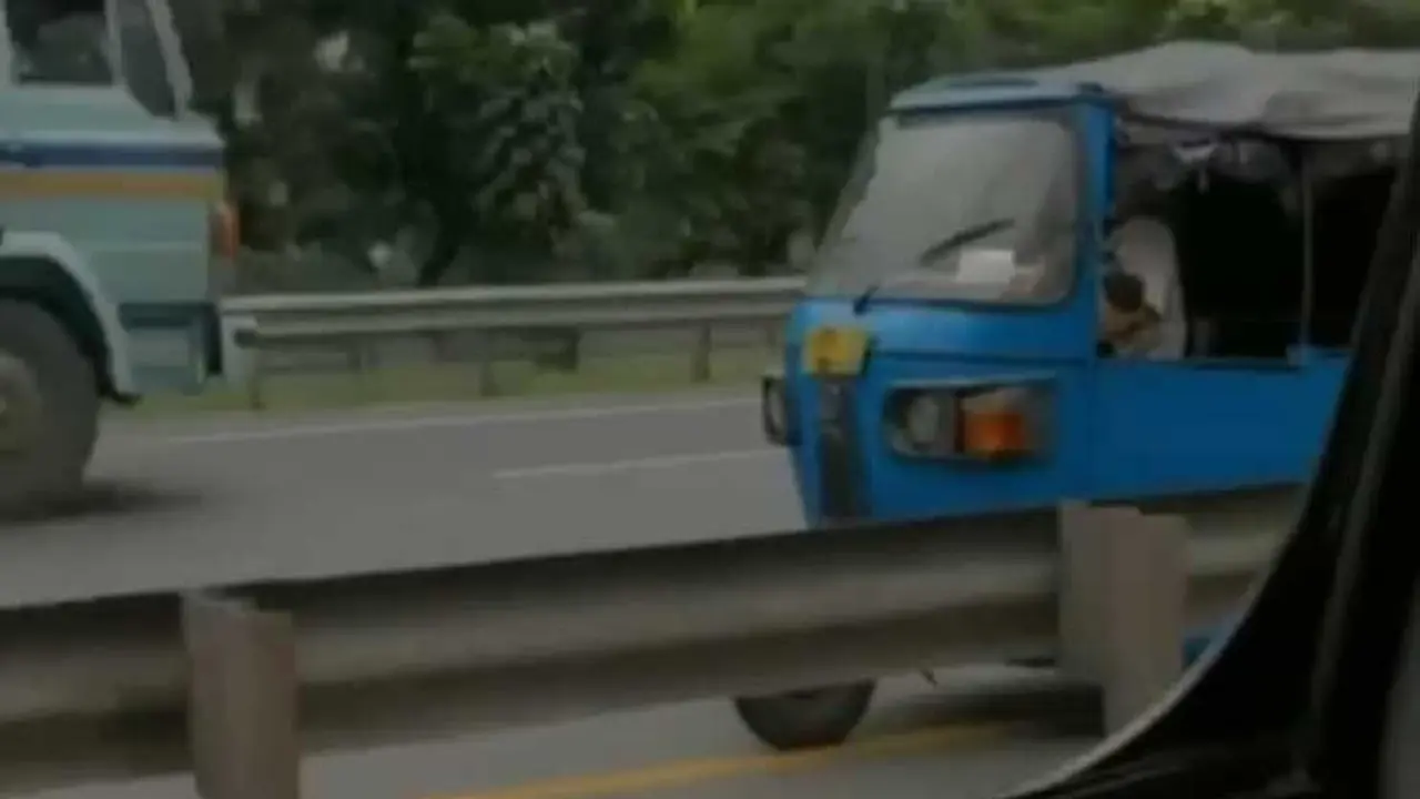 Pengemudi bajaj nekat masuk tol dan melawan arah (IG Jakarta.Terkini)