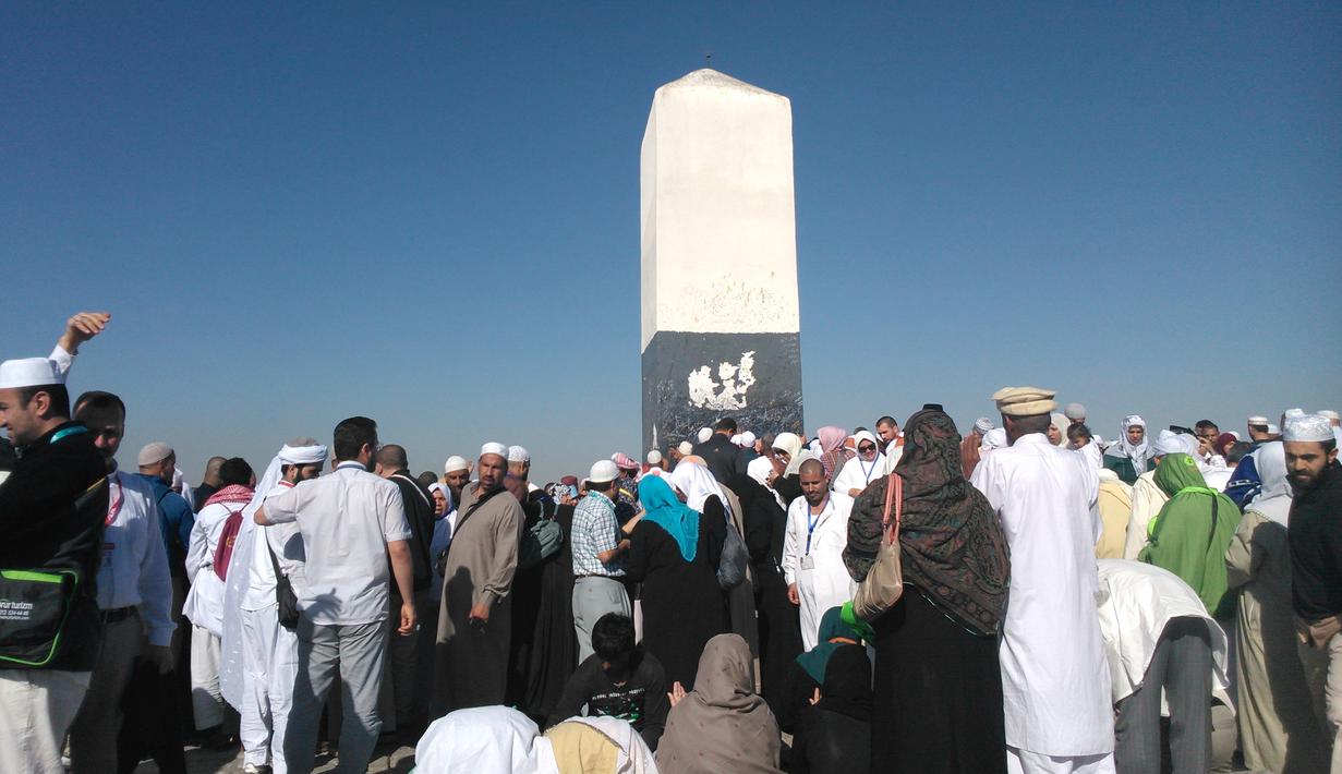 Mitos menuliskan nama pada tugu di puncak Jabal Rahmah atau Bukit Kasih Sayang akan membuat hubungan dengan pasangan menjadi langgeng. Warga setempat bahkan mendukung perbuatan tersebut dengan menyewakan spidol senilai 15 riyal. (if99.net)