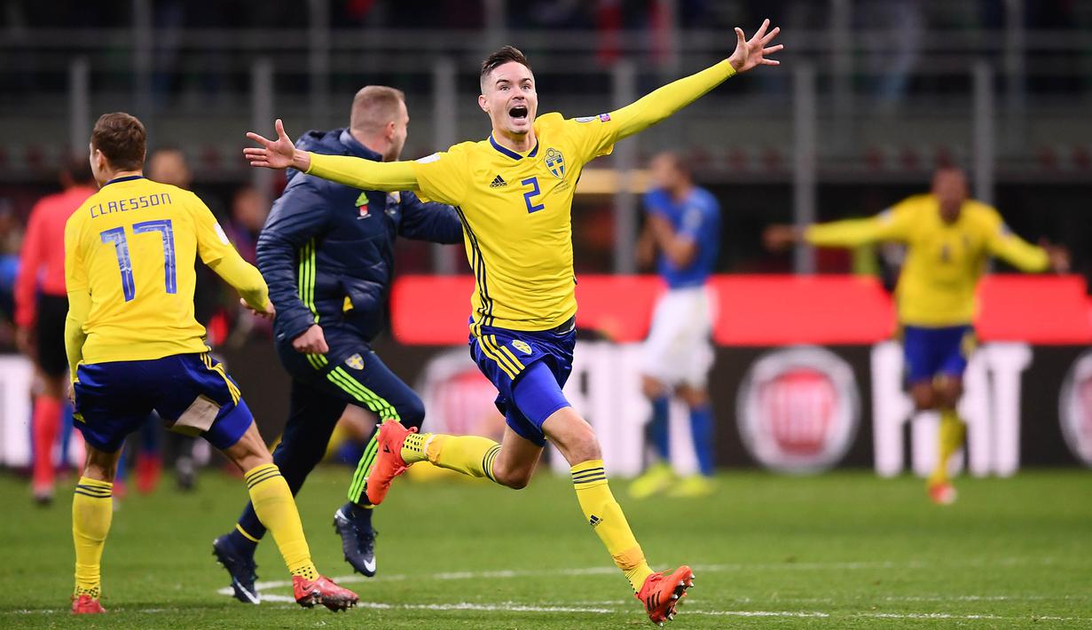 Bek Swedia, Mikael Lustig, melakukan selebrasi usai menahan imbang Italia pada laga leg kedua playoff Piala Dunia 2018, di Stadion Giuseppe Meazza, Senin (13/11/2017). Italia bermain imbang 0-0 dengan Swedia. (AFP/Marco Bertorello)