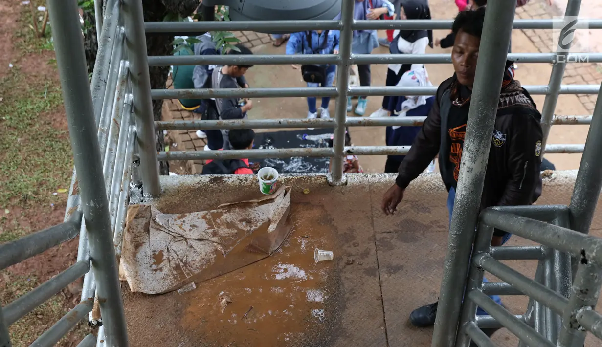 Sisa genangan air terlihat di tangga Jembatan Penyebrangan Orang (JPO) Jalan Medan Merdeka Barat, Jakarta, Selasa (1/1). Hal ini mengganggu kenyamanan warga yang melintas di JPO Medan Merdeka Barat. (Liputan6.com/Helmi Fithriansyah)