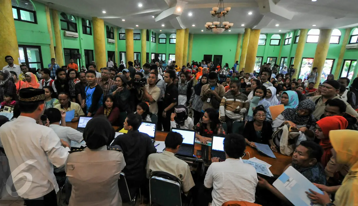  Ratusan wali murid datangi kantor Dinas Pendidikan DKI Jakarta, Kamis (16/6). Mereka berdatangan untuk mengurus kesalahan entri data yang digunakan untuk pendaftaran SMA. (Liputan6.com/Yoppy Renato)