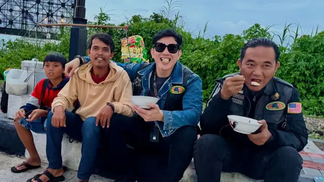 Potret Kesederhanaan Vino G. Bastian Jajan Cuanki (credit: https://www.instagram.com/vinogbastian__/)