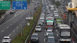 Kendaraan terjebak kemacetan saat melintasi Tol Dalam Kota, Jalan Gatot Subroto, Jakarta, Selasa (5/4/2022). Volume kendaraan di Jakarta yang meningkat hingga 18 persen selama sepekan terakhir membuat jalanan Ibu Kota padat dan terjadi kemacetan di sejumlah titik. (Liputan6.com/Johan Tallo)