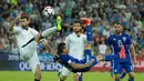 Pemain Israel, Tomer Hemed (tengah), melakukan tendangan salto saat dihadang pemain Italia, Andrea Barzagli (kiri) pada Kualifikasi Piala Dunia 2018 di Stadion Sammy Ofer, Haifa, Israel, Selasa (6/9/2016) dini hari WIB. (AFP/Jack Guez)
