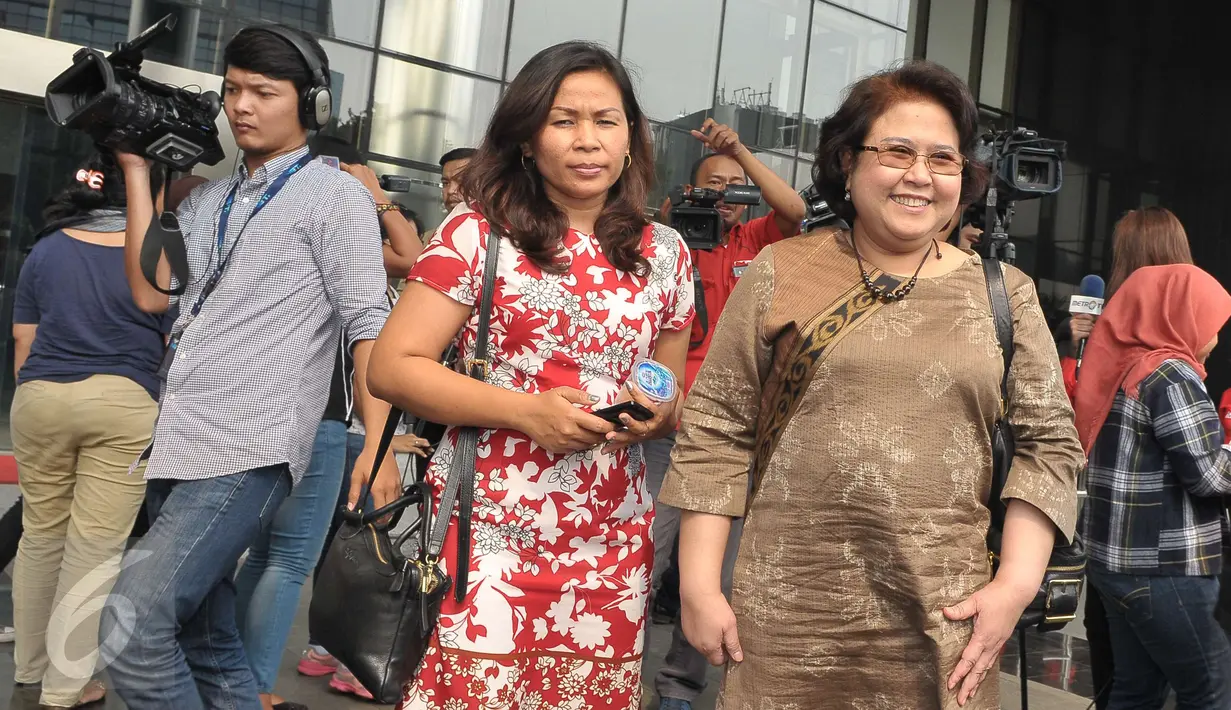 Elza Syarief tersenyum usai menjalani pemeriksaan di gedung KPK, Jakarta, Senin (17/4). Elza diperiksa sebagai saksi untuk tersangka Miryam S Haryani terkait dugaan pemberian keterangan palsu dalam sidang kasus korupsi e-KTP. (Liputan6.com/Helmi Afandi)