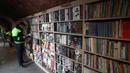 Petugas kebersihan membaca buku di perpustakan tempat mereka bekerja di distrik Cankaya, Ankara, Turki (9/1).Beberapa petugas ini membuat band bernama "Grup Tin", dengan menggunakan tempat sampah dan barang bekas sebagai alat musik. (AFP Photo/Adem Altan)