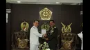 Panglima TNI, Jenderal TNI Moeldoko memberikan tanda kehormatan pada Pangab Korea, Admiral Choi Yoon-Hee yang berkunjung ke Mabes TNI Cilangkap, Selasa (20/01/2015). (Puspen TNI)