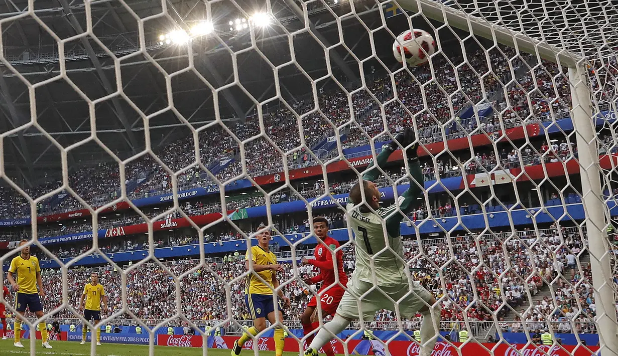 Proses gol yang dicetak gelandang Inggris, Dele Alli, ke gawang Swedia pada laga perempat final Piala Dunia di Samara Arena, Samara, Sabtu (7/7/2018). Inggris menang 2-0 atas Swedia. (AP/Frank Augstein)