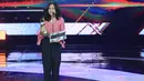 Satine Zaneta, putri kedua Abimana datang dan naik ke atas panggung untuk menerima piala kemenangan tersebut. Diakuinya, bahwa kehadirannya ini juga atas permintaan langsung dari sang ayah. (Adrian Putra/Bintang.com)