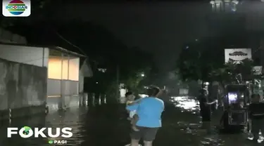 Warga menduga banjir terjadi akaibat meluapnya Kali Mampang yang tidak mampu menampung banjir kiriman.