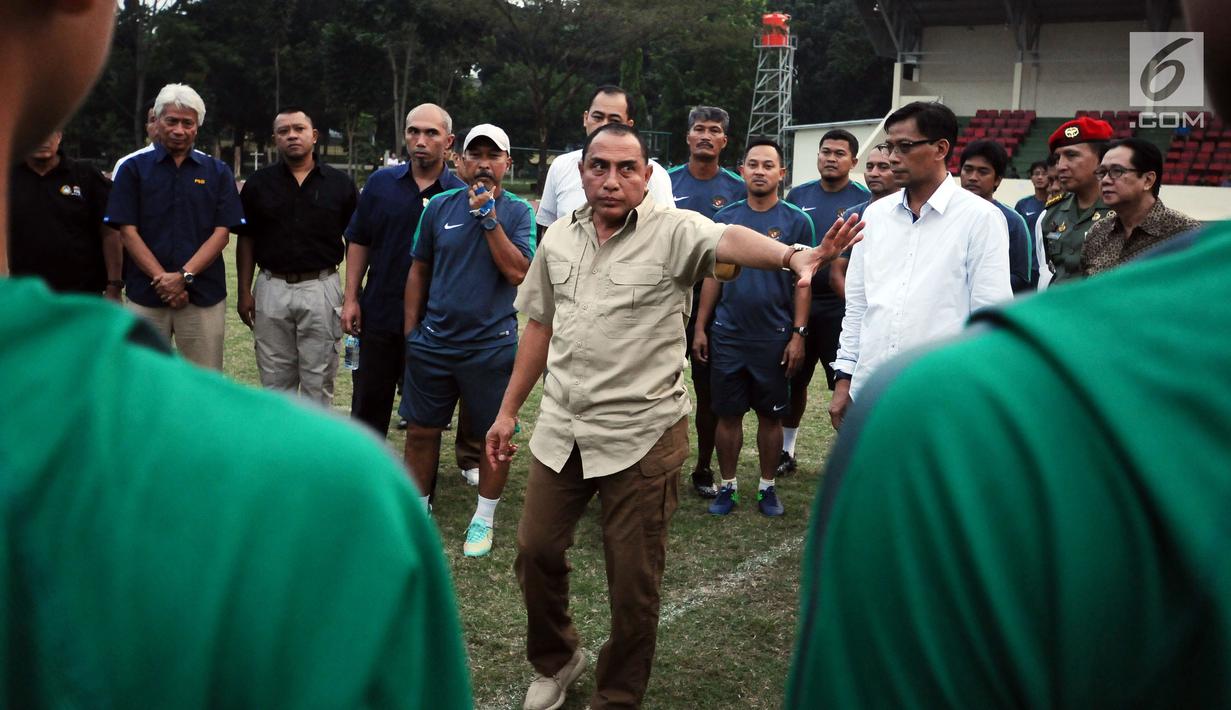 Ketua Umum PSSI, Edy Rahmayadi (tengah) memberi nasehat kepada Timnas Indonesia U-16 usai latihan terakhir di Lapangan Atang Sutresna, Jakarta, Kamis (6/7). Timnas U-16 akan berlaga di Piala AFF U-15 Thailand, 9-22 Juli. (Liputan6.com/Helmi Fithriansyah)