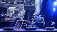 Beberapa foto Chester bersama grupnya, Linkin Park saat menggelar konser di Stadion Gelora Bung Karno Rabu 21 September 2011 silam. Penampilannya Chester dan kawan-kawan itu mampu membakar semangat penggemar musik rock. (Bambang E. Ros/Bintang.com)