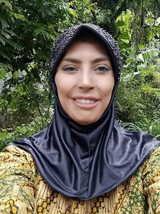 6 Editan Foto Seleb Dunia Jika Tinggal di Pedesaan Ini Melokal Banget, Unik Pol