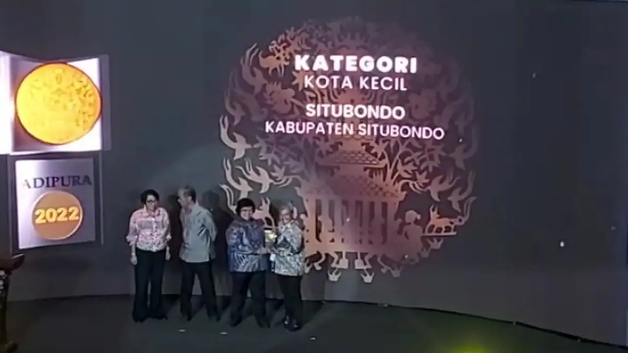 Penyerahan Piala Adipura untuk katagori Kota Kecil kepada Kabupaten Situbondo oleh Menteri Lingkungan Hidup dan Kehutanan (KLHK) Siti Nurbaya  (Istimewa)