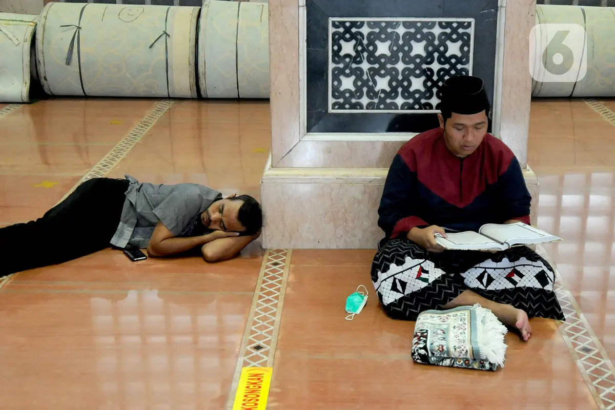 FOTO: Memperbanyak Ibadah Selama Ramadhan di Masjid Kubah Emas