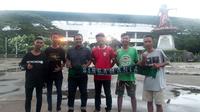 Anggota Singa Mania di Stadion Manahan, Solo, untuk mendukung Sriwijaya FC di babak 8 besar Piala Presiden 2018. (Bola.com/Ronald Seger Prabowo)