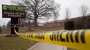 Garis polisi dipasang di sekitar lokasi penembakan di Great Mills High School di Maryland, AS (20/3). Pelaku berusia 17 tahun bernama Austin Wyatt Rollins akhirnya tewas ditembak petugas keamanan. (AP Photo / Alex Brandon)