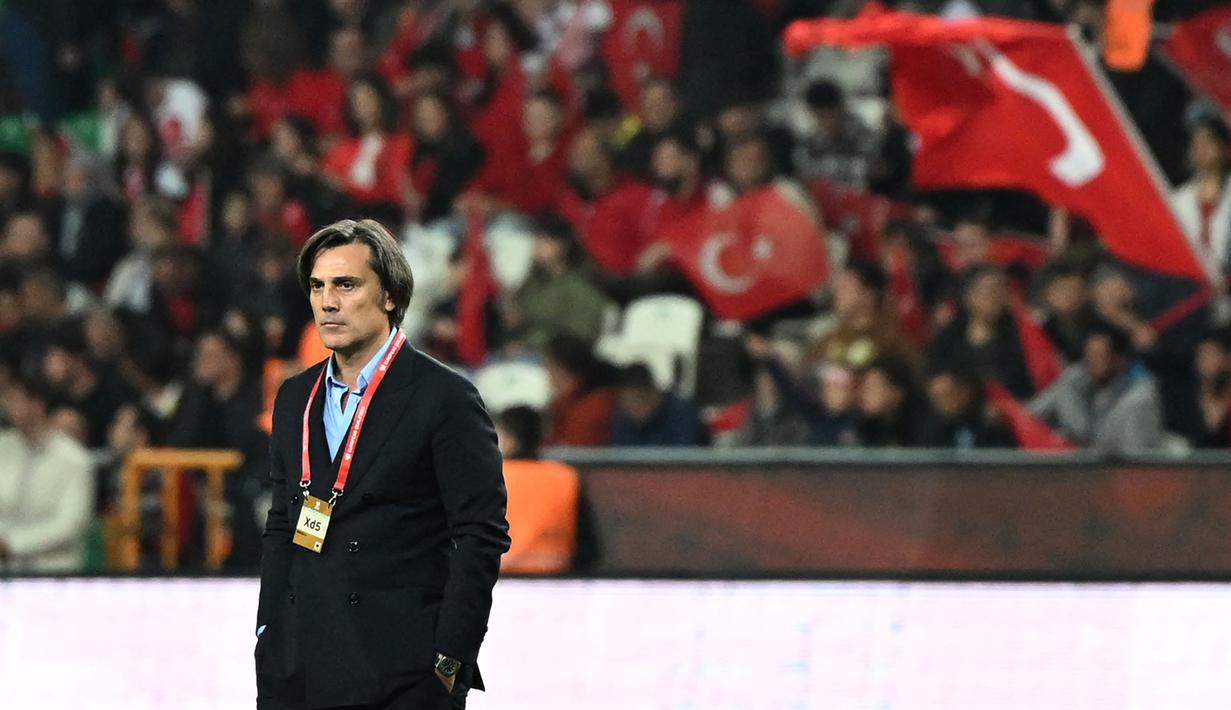 Pelatih Turki, Vincenzo Montella saat laga Grup D Kualifikasi Euro 2024 melawan Latvia di Konya Buyuksehir Belediye Stadium, Konya, Turki, Senin (16/10/2023) dini hari WIB. Kemenangan skuad asuhan Vincenzo Montella berhasil membawa mereka ke puncak klasemen Grup D dengan raihan 16 poin dengan satu laga tersisa. (AFP/Ozan Kose)