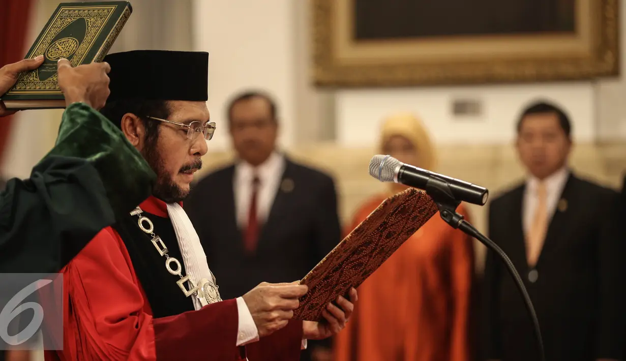 Wakil Ketua Mahkamah Konstitusi Anwar Usman saat di sumpah sebagai Hakim Konstitusi di depan Presiden Jokowi di Istana Negara, Jakarta (6/4). Ini merupakan periode kedua Anwar menjabat Hakim Konstitusi periode 2016-2021. (Liputan6.com/Faizal Fanani)