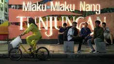 Sejumlah pengunjung sedang duduk santai di trotoar Jalan Tunjungan, Genteng, Surabaya, Selasa (14/11/2023). (Bola.com/Bagaskara Lazuardi)