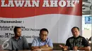 Peneliti IPI Karyono Wibowo (kanan) memberikan pandangan pada sebuah diskusi publik di Jakarta, Kamis (30/6). Diskusi membahas Sulitnya Parpol Mencari Lawan Ahok pada Pilkada 2017 mendatang. (Liputan6.com/Helmi Fithriansyah)