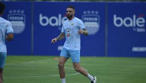 Rekrutan anyar Persib Bandung, Layvin Marc Kurzawa, mulai berlatih bersama rekan-rekan setimnya di lapangan pendamping Stadion GBLA, Kota Bandung, Rabu (28/1/2026). (Bola.com/Erwin Snaz)