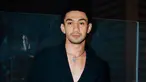 Reza Rahadian kembali ke layar lebar lewat Mendarat Darutat. Dalam film karya sutradara Pandji Pragiwaksono ini, aktingnya diadu dengan Luna Maya dan Marissa Anita. Melangkah ke karpet merah gala premier di Plaza Indonesia Jakarta, baru-baru ini, Reza Rahadian tampil dengan busana berkonsep black on black. Auranya terpendar dan jadi pusat perhatian. (Foto: Dok. Instagram @officialpilarez)