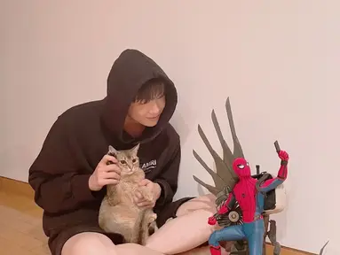 Kang Daniel dan kucingnya. (Instagram/ daniel.k.here)