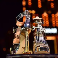 Sepatu termahal di dunia pernah dibuat dengan emas dan kristal (@arabianfashionweek)