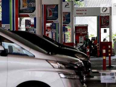 Sejumlah kendaraan mengisi bahan bakar minyak (BBM) di SPBU Kuningan Jakarta, Sabtu (5/5). Pemerintah berencana untuk menambah subsidi solar di tengah harga minyak dunia yang sedang naik. (Liputan6.com/Johan Tallo)