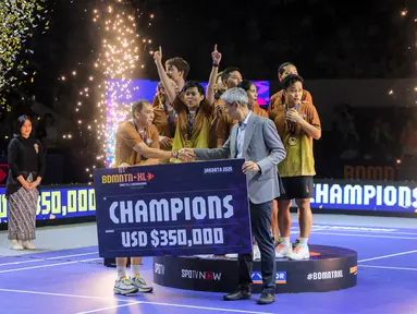 Tim Hurricanes merayakan juara Badminton XL 2025 setelah mengalahkan tim Rockets dalam laga final yang berlangsung di Istora Senayan, Jakarta, Minggu (05/10/2025). (Bola.com/Bagaskara Lazuardi)