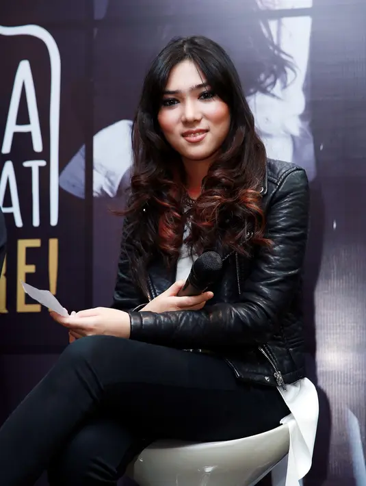 Belum lama ini kita mendengar nama Isyana Sarasvati diblantika musik tanah air, kurang lebihnya baru satu tahun Isyana mengexplore musik di Indonesia. (Deki Prayoga/Bintang.com)
