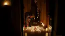 Seorang pria sedang menyalakan lilin yang ia hias didalam rumahnya untuk ikut memeriahkan festival Birgu di Malta, Sabtu (10/10/2015). Festival ini merupakan acara tradisional yang digelar setiap tahun. REUTERS/Darrin Zammit)