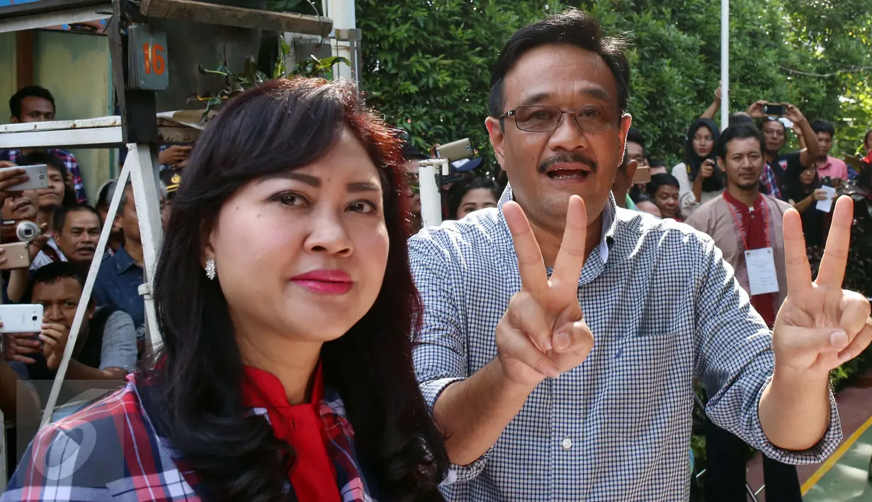 Calon Wakil Gubernur (Cawagub) DKI Jakarta, Djarot Saiful Hidayat bersama istri, Happy Farida berpose saat difoto awak media sebelum menggunakan hak pilihya dalam Pilkada Putaran kedua di TPS 8, Kuningan, Jakarta, Rabu (19/4). (Liputan6.com/Johan Tallo)