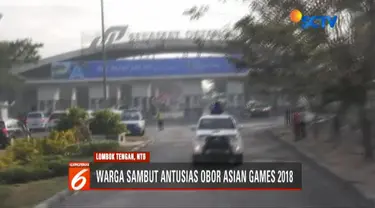 Warga memadati pinggir jalan yang dilalui rombongan estafet obor api Asian Games 2018.