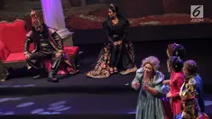 Sejumlah pemain saat tampil dalam teater musikal bertajuk "Satyam Eva Jataye" di Taman Ismail Marzuki, Jakarta Pusat, Selasa (23/1). Acara ini dalam rangka Hari Ulang Tahun (HUT) ke-71 Ketua Umum PDIP Megawati Soekarnoputri. (Liputan6.com/Faizal Fanani)